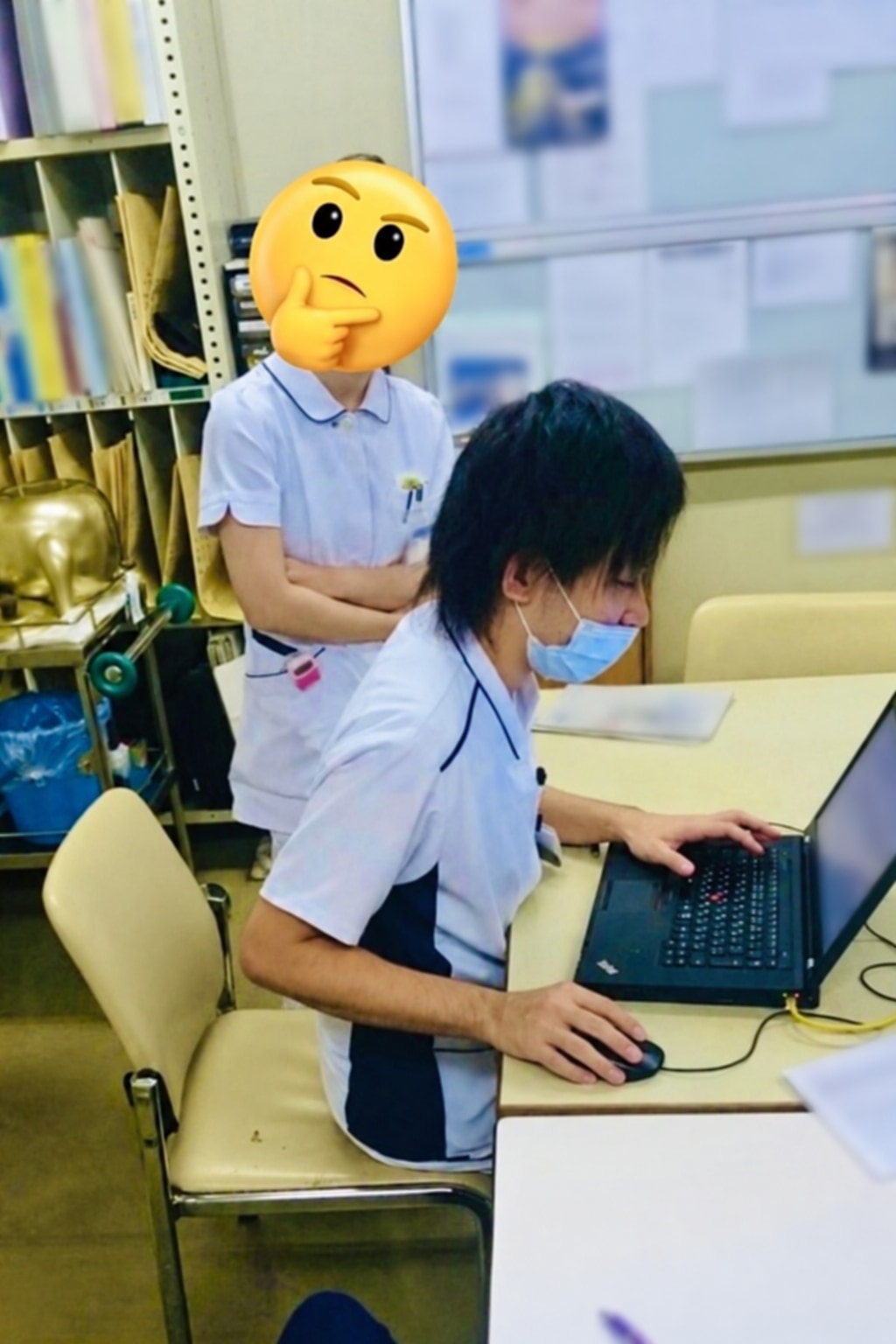 職場でパソコンに向かう看護師の写真